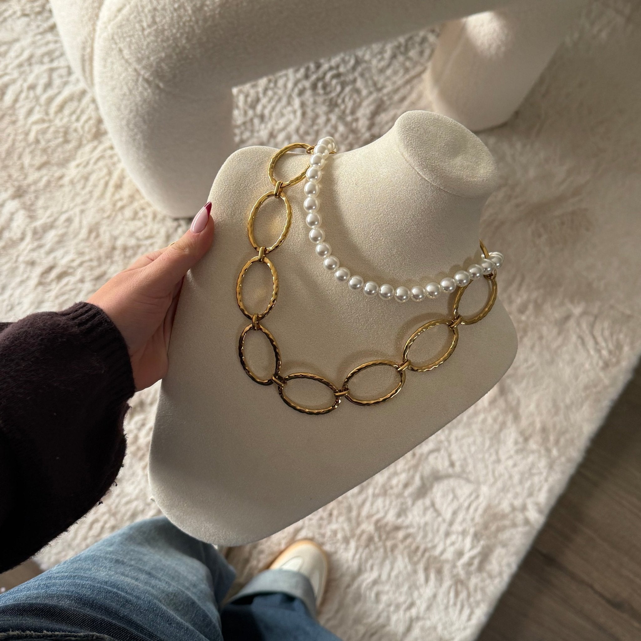 Elara Oval Necklace
